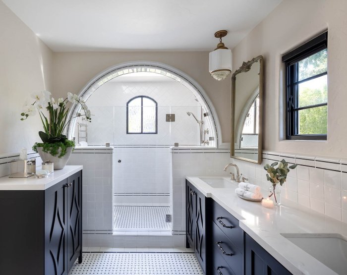 Black white bathroom decor