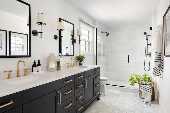 Modern black and white bathroom decor