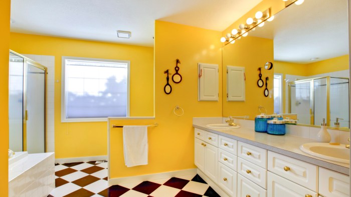 Yellow wall decor for bathroom