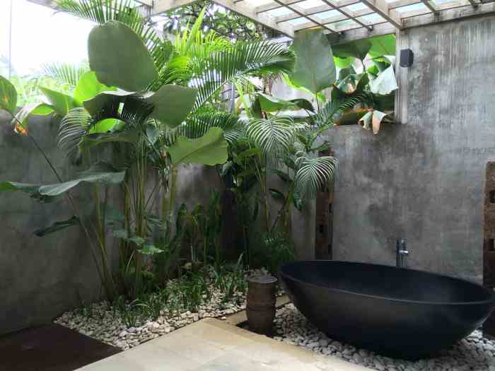 Tropical decor for bathroom